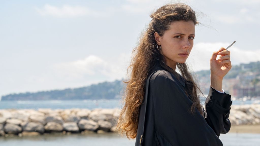 Celeste Dalla Porta como Parthenope en una escena introspectiva de la película de Paolo Sorrentino