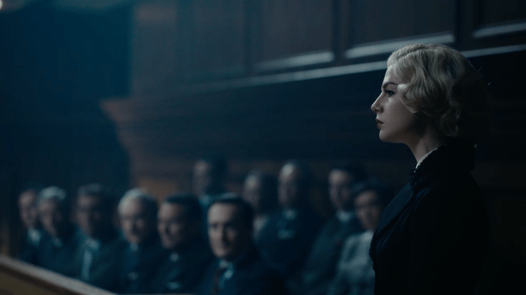 Lucy Boynton en una escena del juicio interpretando a Ruth Ellis